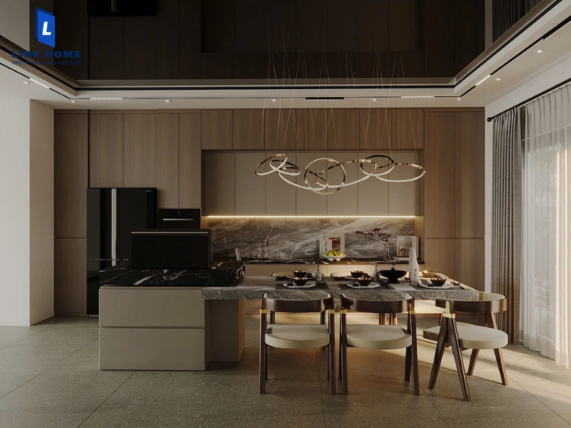 Không gian bếp tân cổ điển với tông màu trắng kem và đèn chùm sang trọng